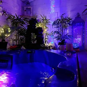 La Chaumiere De La Foret Enchantee, Week End Insolite, Avec Jacuzzi Privatif Dans Espace Bien Etre, Et Source Dans Le Jardin Couette-café